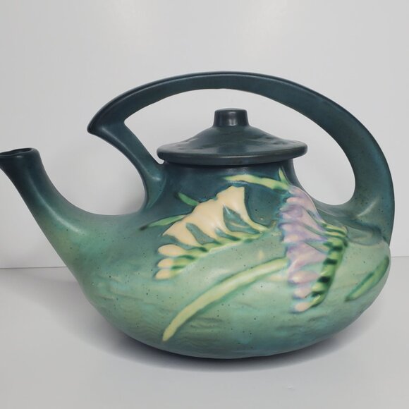Vintage Roseville Freesia Teapot – 1940s Green Glaze Art Pottery - Picture 3 of 10